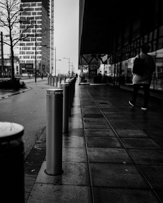 灰色金属柱, 路径, 人, 人类, 服装, 服装, 鞋类, 鞋