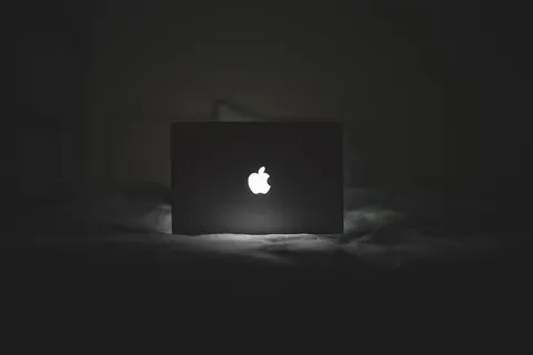 打开银色macbook,照片,银色,macbook,打开,苹果,灯,笔记本电脑 打开银色macbook,照片,银色,macbook,打开,苹果,灯,笔记本电脑