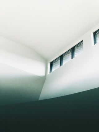 封闭式黑框透明 3 面板窗口