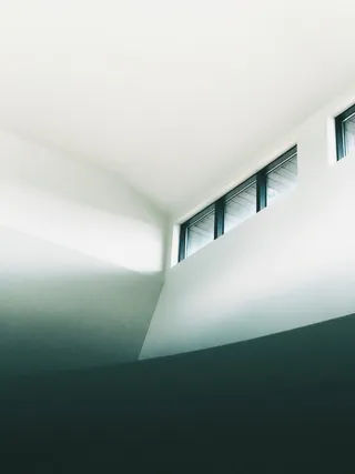 封闭式黑框透明 3 面板窗口