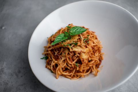 白色陶瓷盘上的意大利面