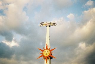 红色和黄色太阳插图