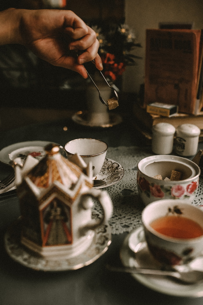 咖啡杯，杯子，陶器，茶碟，人，人，茶，饮料