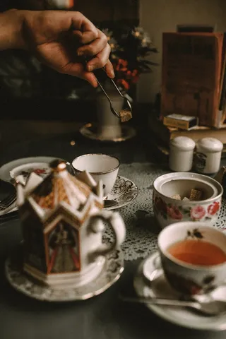 咖啡杯，杯子，陶器，茶碟，人，人，茶，饮料