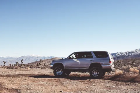 银色丰田4runner,4runner,甜点,汽车,车辆,交通,道路,自然 银色丰田4runner,4runner,甜点,汽车,车辆,交通,道路,自然