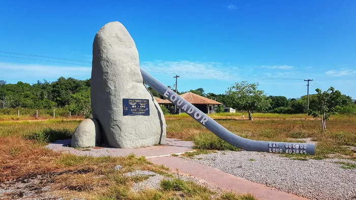 白天灰色岩石
