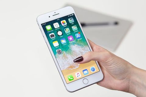 手持金色Iphone 7的人 手持金色Iphone 7的人
