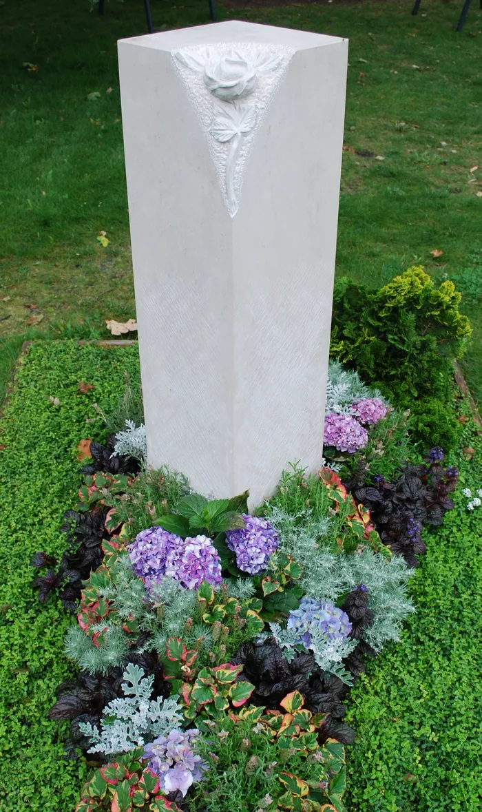 建筑，坟墓，坟墓，石头，墓石，展览，花，草