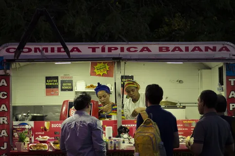 一群人,真人,男人,站着,吃喝,生意,人,文字 一群人,真人,男人,站着,吃喝,生意,人,文字