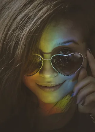 戴心形太阳镜的女人