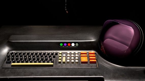 紫色装饰附近的黑色和灰色键盘