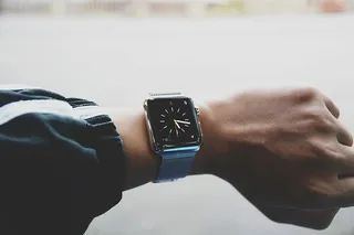 戴智能手表的人的浅焦照片