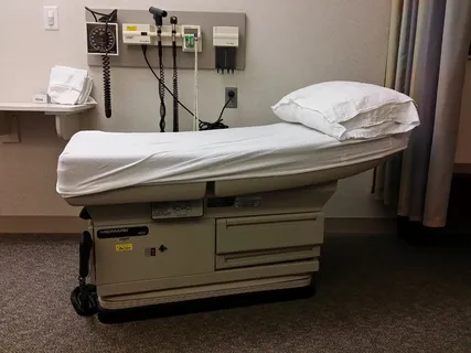 灰色病床，医生，办公室，检查，房间，医院，诊所，医疗