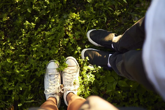 站在另一个人旁边的人