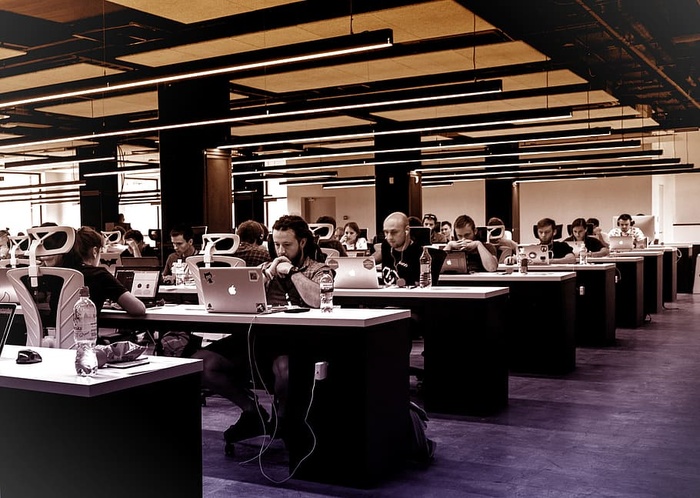 在电脑上工作的年轻人