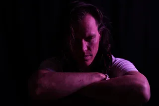 身着白色上衣的未知名人