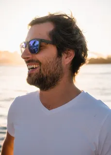 戴墨镜的男子 戴墨镜的男子