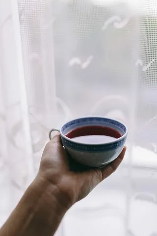 咖啡、T恤和奶油泡芙