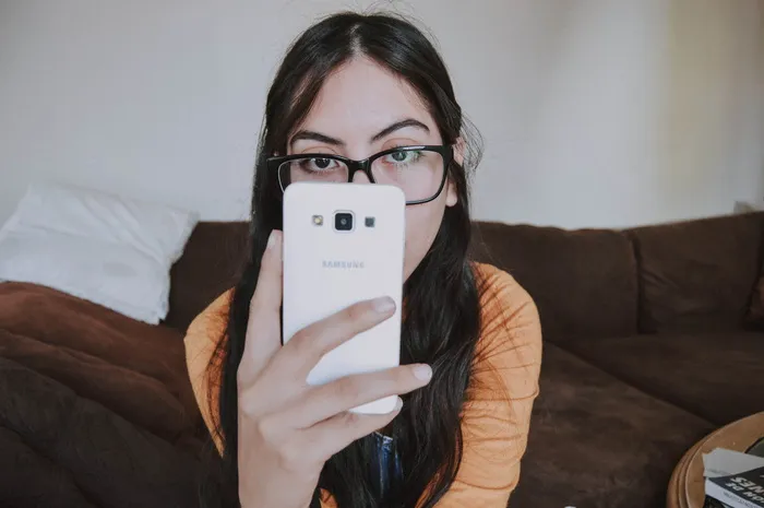 拿着电话的女人