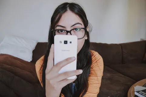 拿着电话的女人 拿着电话的女人