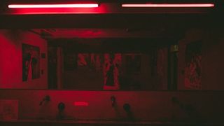 灯光昏暗的房间、车辆、交通工具、火车、灯光、食物、膳食、人