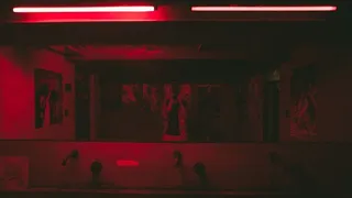 灯光昏暗的房间、车辆、交通工具、火车、灯光、食物、膳食、人