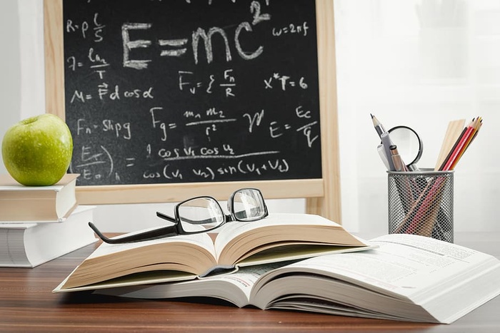 课桌上的课本，教育理念