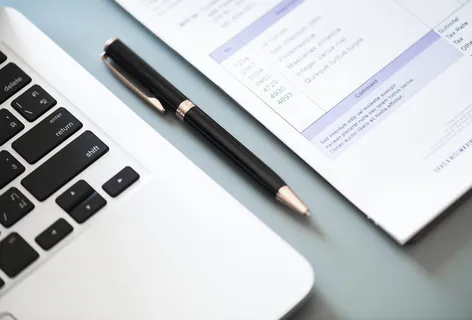 笔记本电脑旁的黑色和灰色扭笔