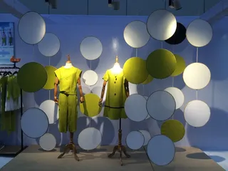 商店橱窗、圆形、绿色、有照明、无人、气球、照明设备、悬挂