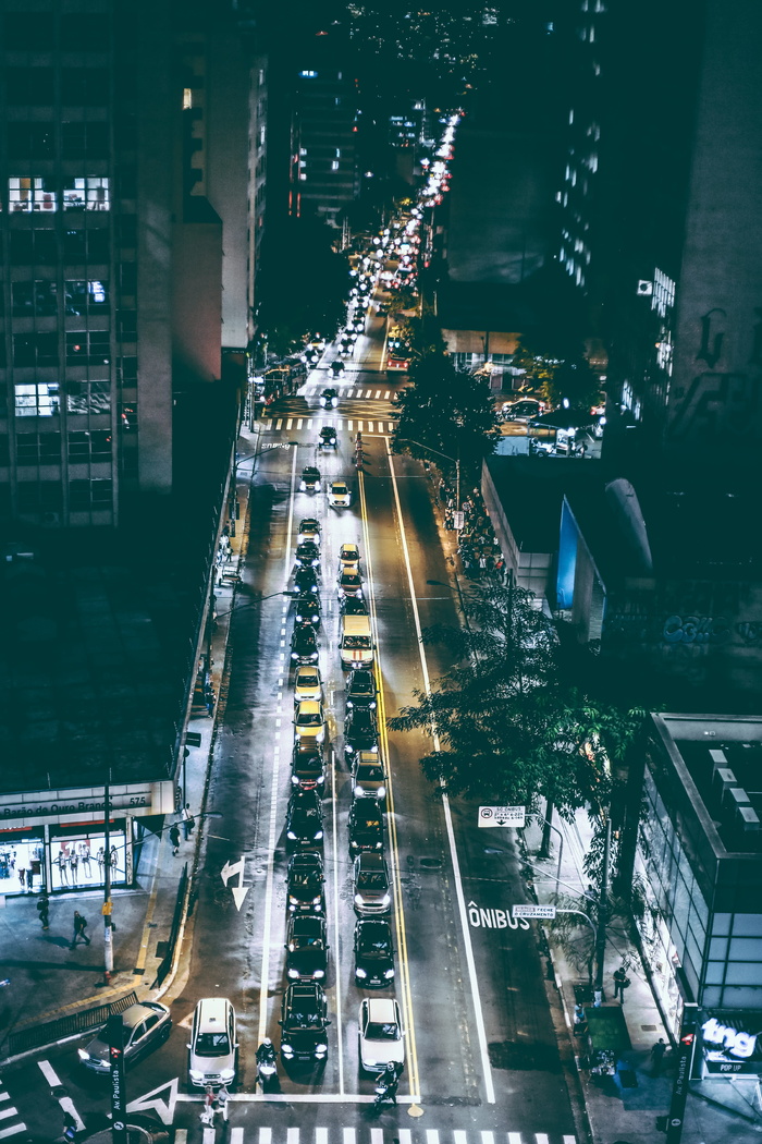 夜间在黑色沥青路面上行驶的车辆