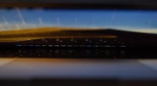 电脑，键盘，电脑键盘，硬件，电脑硬件，电子产品，笔记本电脑，灯