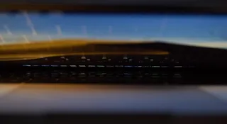 电脑，键盘，电脑键盘，硬件，电脑硬件，电子产品，笔记本电脑，灯