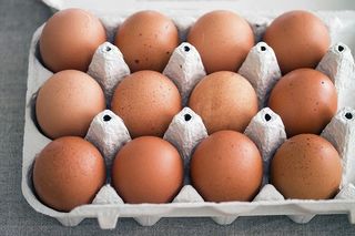 鸡蛋，农村生活，母鸡，鸡蛋，鸡蛋盒，一排，食物和饮料，没有人