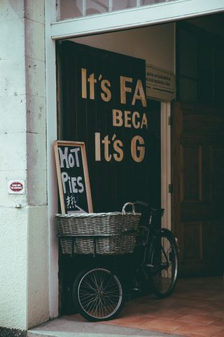 菜单牌附近的黑色和棕色城市自行车公园