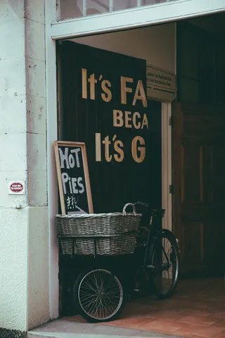 菜单牌附近的黑色和棕色城市自行车公园