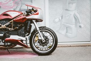 红色摩托车