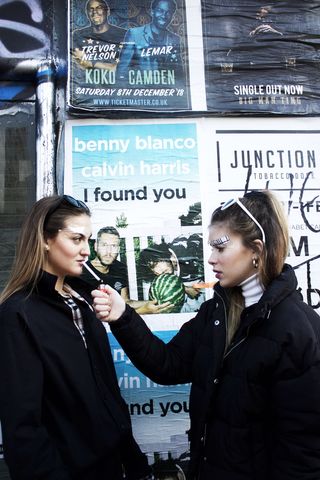 人，人，衣服，服装，文字，外套，手指，大衣