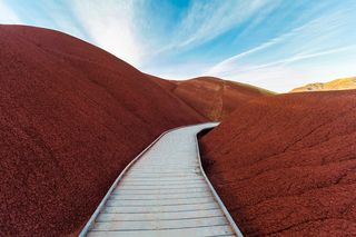 山间楼梯，棕色，木质，小径，中间，红色，丘陵，蓝色