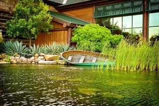 河边的青色木船