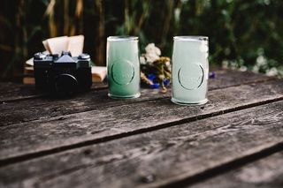 彩色烟雾弹、书籍和老式相机