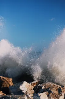 海浪冲击岩层 海浪冲击岩层