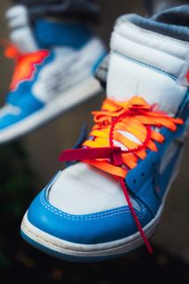 一双蓝色和橙色的鞋子