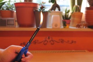 打火机，火焰，点燃，手，聚焦前景，一人，室内，人手