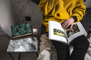 躺在床上看杂志的年轻女子