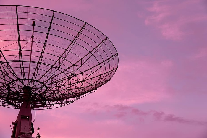 蓝天下的黑色卫星