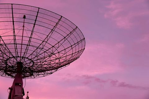 蓝天下的黑色卫星