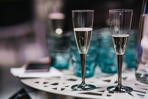 带青色眼镜的白色桌子