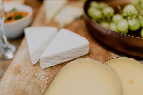 奶酪、白葡萄酒和葡萄