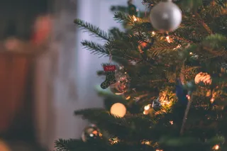 圣诞树上圣诞袜装饰的微距摄影