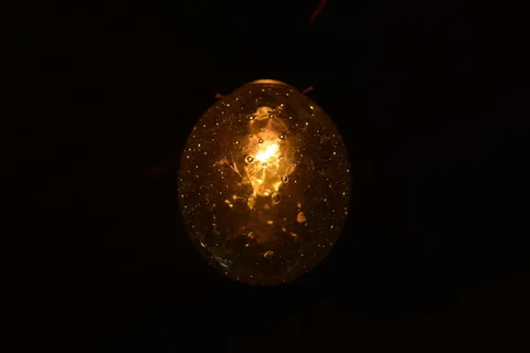 灯泡，深色，浅色，黑色背景，无人，单一物体，摄影棚拍摄，室内